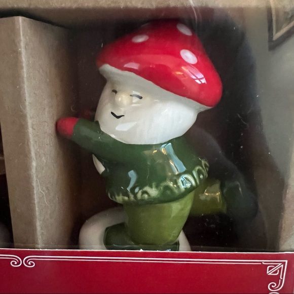 Holiday Salt & Pepper Set New in Box - Picture 2 of 3